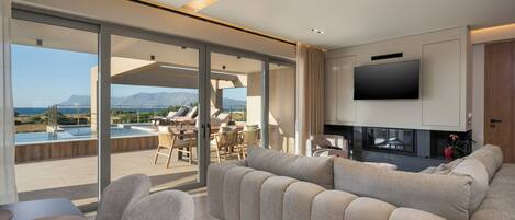 Signature Infinity Pool Villa | Wohnbereich | 42-Zoll-Smart-TV mit Digitalempfang