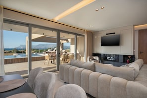 Signature Infinity Pool Villa | Área de estar | Smart TV 42 polegadas com canais digitais