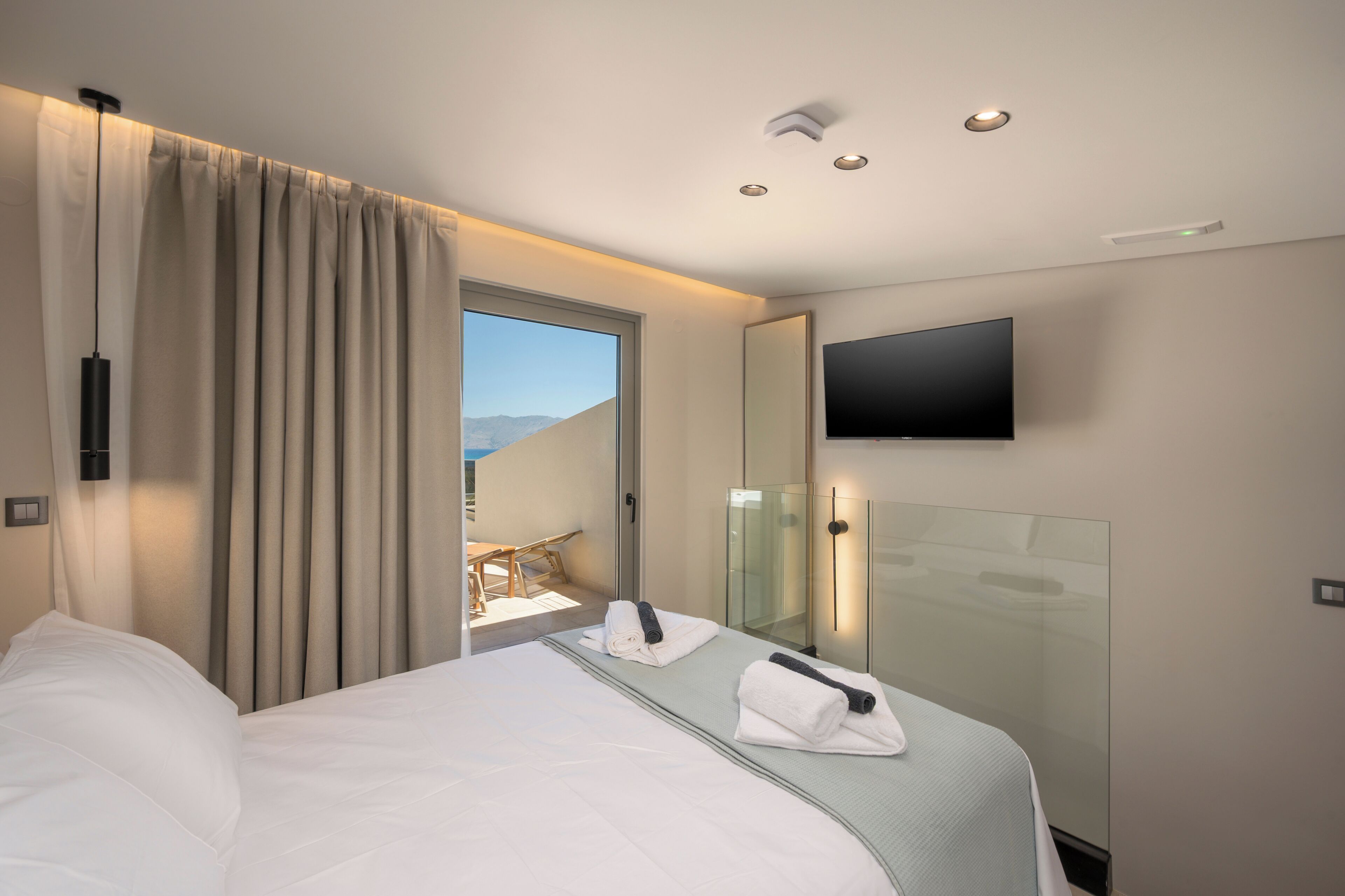 Panoramic Sea View Maisonette with Outdoor Hot Tub | In-room safe, blackout drapes, soundproofing, iron/ironing board