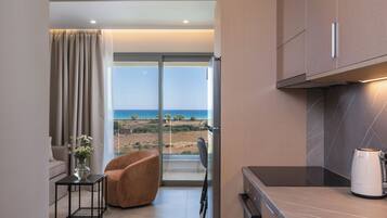 Panoramic Sea View Family Maisonette with Outdoor Hot Tub | Wohnbereich | 42-Zoll-Smart-TV mit Digitalempfang