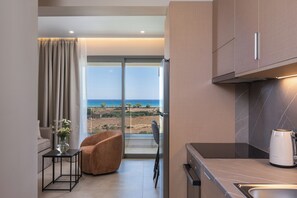 Panoramic Sea View Family Maisonette with Outdoor Hot Tub | 거실 공간 | 디지털 채널 시청이 가능한 42인치 스마트 TV