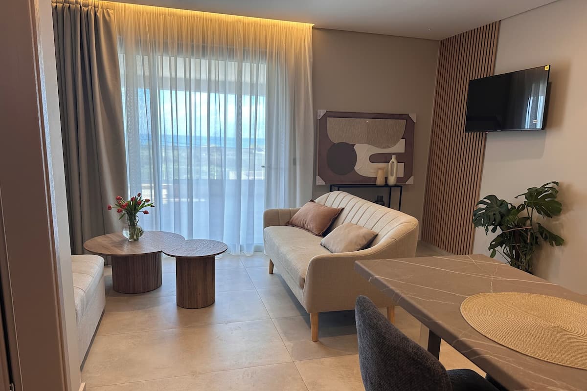 Panoramic Sea View Maisonette with Outdoor Hot Tub | Vardagsrum