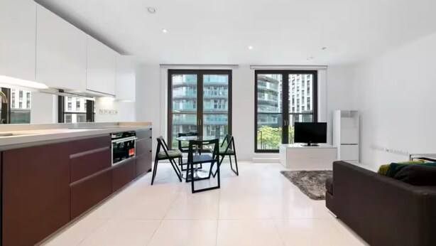 Un apartamento moderno con cocina, comedor y sala de estar.
