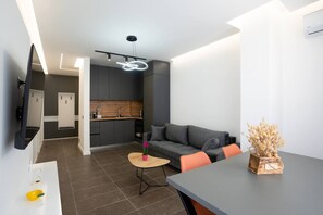 Eine moderne Küche mit dunklen Schränken, einer Holz Arbeitsplatte und einem Einbauofen.