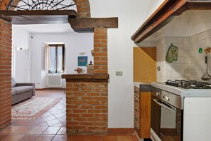Réfrigérateur, un four, surface de cuisson, lave-vaisselle