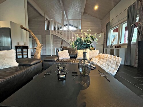 Beautiful, 150 sqm villa with open gallery, fireplace, boat directly on the lake