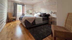 3 bedrooms, desk, iron/ironing board, travel crib
