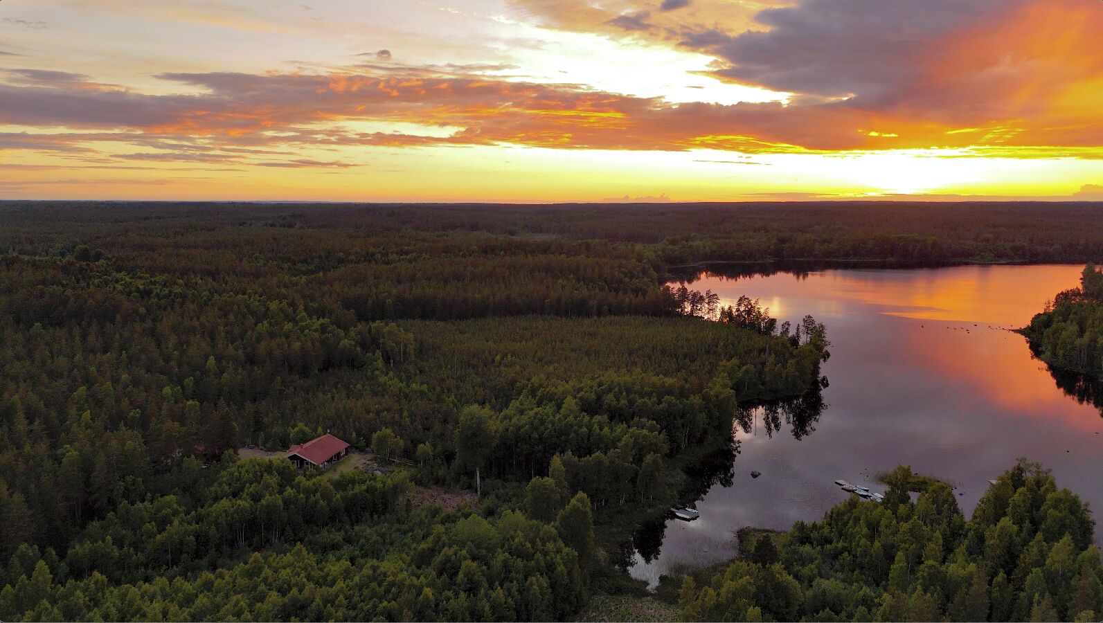 Luftaufnahme vm Sonnenuntergang am See Mösjön