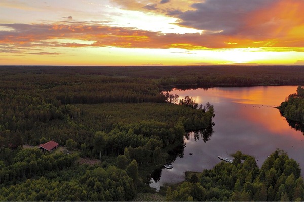 Luftaufnahme vm Sonnenuntergang am See Mösjön