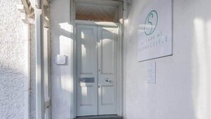 Una porta bianca con un cartello sopra che riporta la scritta "Skylark at Stonecliff".