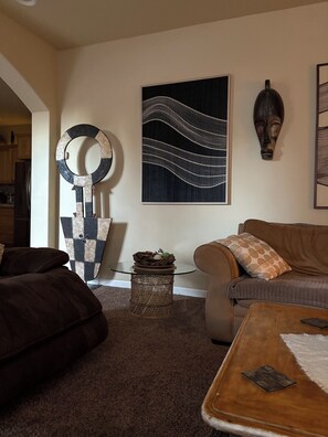 Living area - Charming 3-bedroom house in Bend with cool mountain vibes, close to Old Mill (Bend)