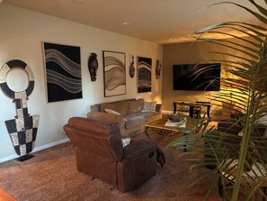 Living area - Charming 3-bedroom house in Bend with cool mountain vibes, close to Old Mill (Bend)