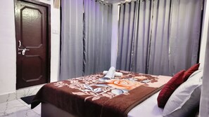 Deluxe tweepersoonskamer, uitzicht op bergen | Gratis wifi