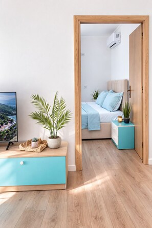 Tabla de planchar con plancha, wifi y ropa de cama 