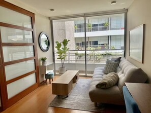 Basic-Apartment, Balkon | Wohnbereich