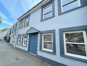 Exterior - Stylish 1-Bed Flat at Irvine Court , Sleeps 4 (Mumbles)