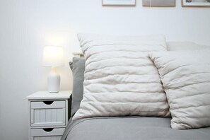 1 bedroom, iron/ironing board, WiFi, bed sheets - Stylish 1-Bed Flat at Irvine Court , Sleeps 4 (Mumbles)