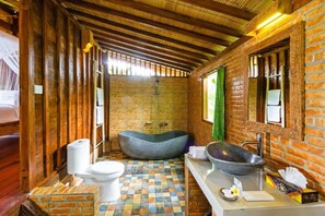 Bungalow, balcón, vistas al mar | Baño