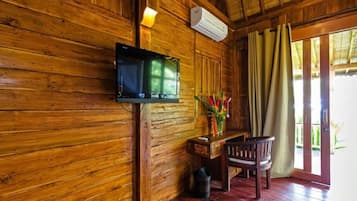 Deluxe Bungalow, Balcony, Courtyard View | Interior