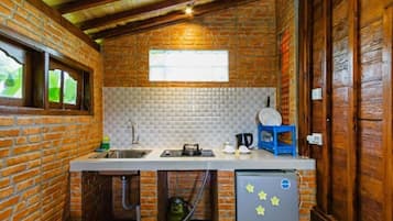 Deluxe Bungalow, Balcony, Courtyard View | Private kitchen