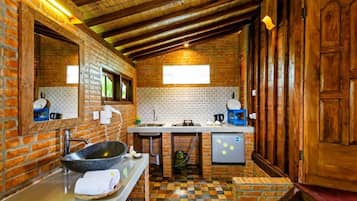 Bungalow, balcón, vista al océano | Cocina privada