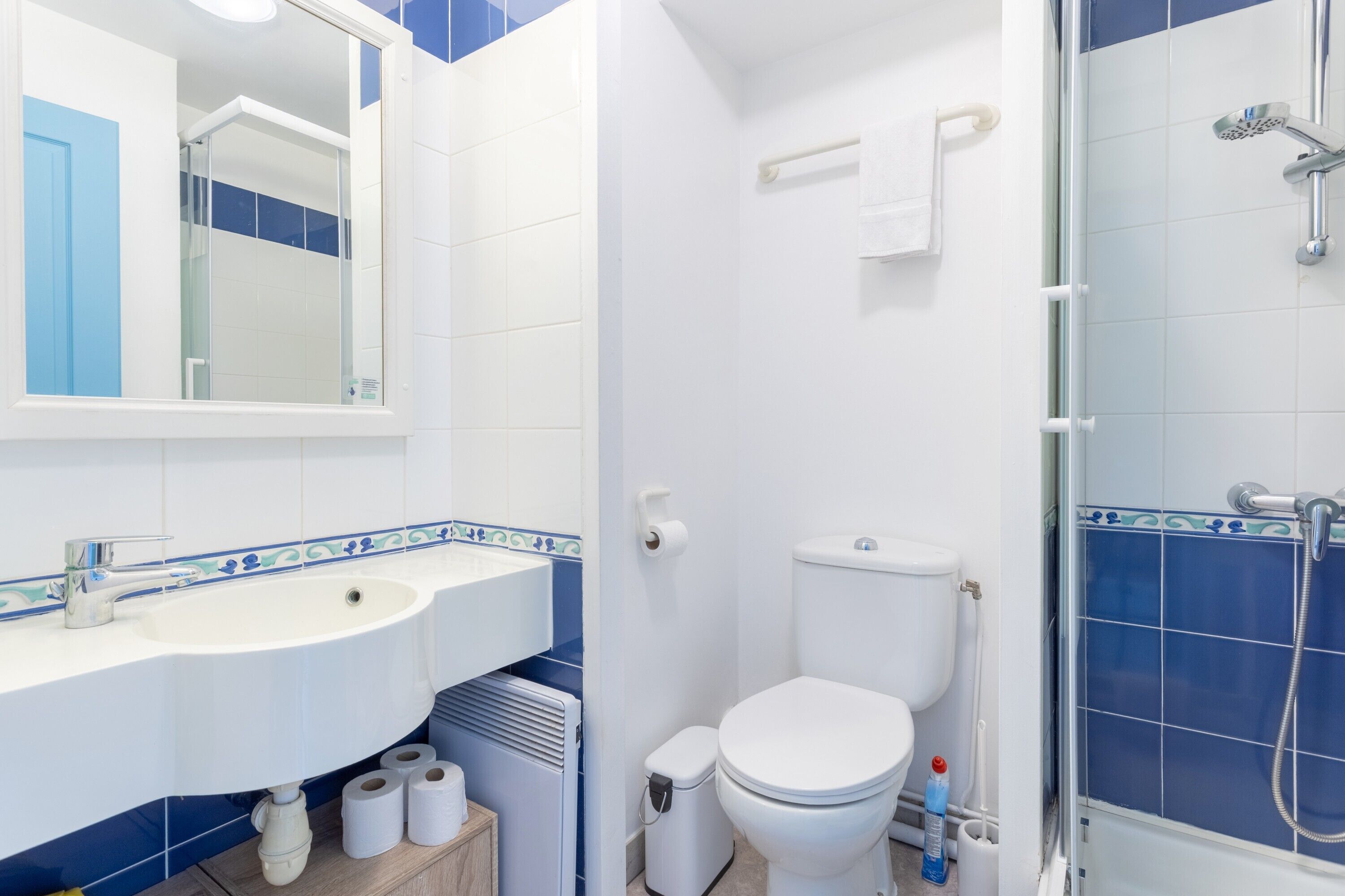 Een douche, een haardroger, handdoeken