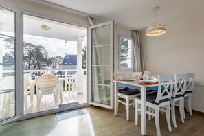 Dining - La Parenthèse Bleue – Sea View and Pool (Fouesnant)