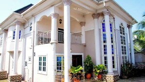 A large, white building with multiple columns and balconies. - Exclusive Holiday Villa in Umuahia (Umuahia)