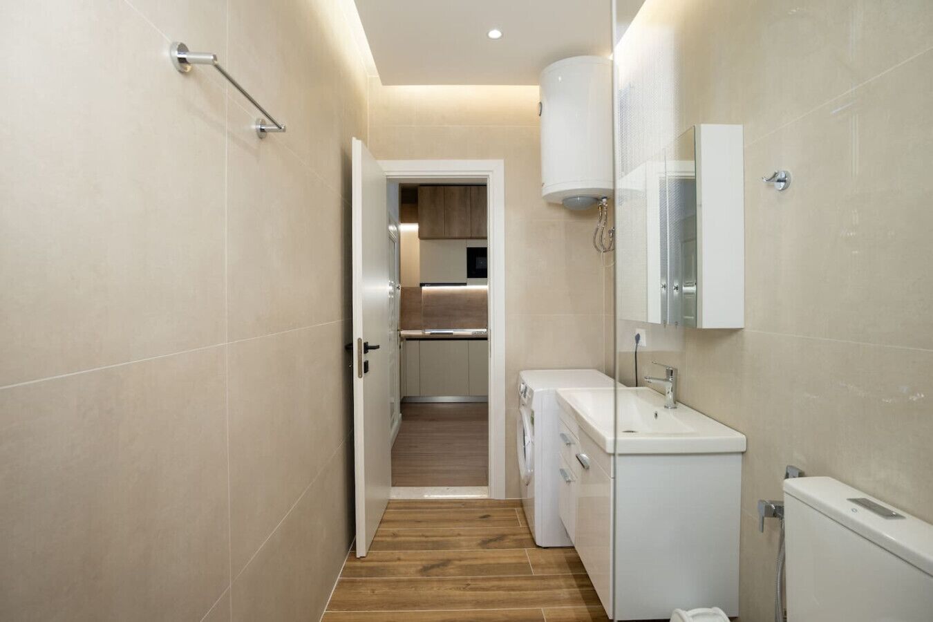 Un baño moderno con ducha, lavamanos y espejo.