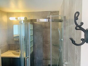 Dusche, Haartrockner, Handtücher, Seife