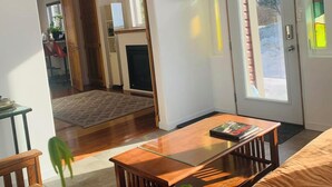 Un salon moderne avec une table basse en bois, un canapé et une branche de cerf décorative accrochée au mur.