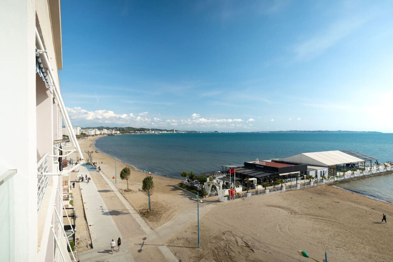 Una spiaggia nelle vicinanze