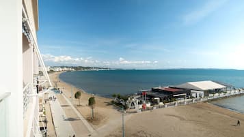 Una spiaggia nelle vicinanze