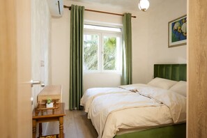 Desk, iron/ironing board, WiFi, bed sheets