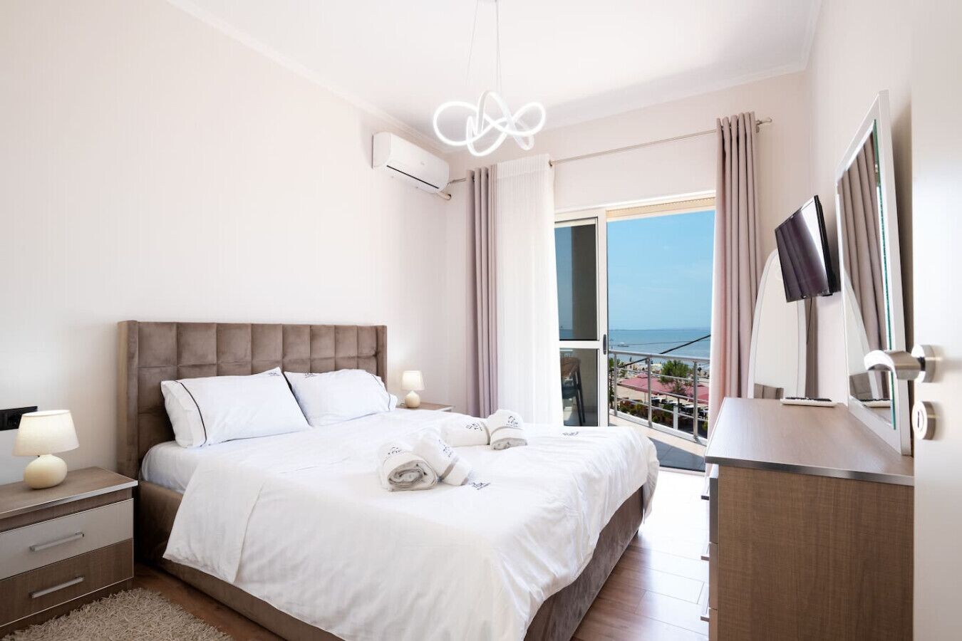Desk, iron/ironing board, WiFi, bed sheets