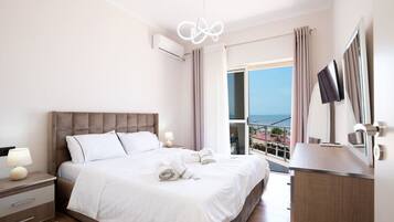 Desk, iron/ironing board, WiFi, bed sheets
