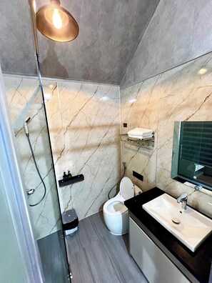 Superior Apartment | Bathroom | Separate tub and shower, free toiletries, hair dryer, slippers - Hung Phat Hotel 2 - Garden  (Thu Dau Mot)