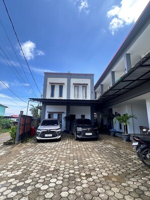 Free self-parking - Lembunai Homestay Labuan Bajo (Labuan Bajo)