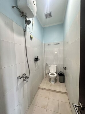 Habitación doble, balcón | Baño