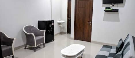 Double Room, Balcony | Living area