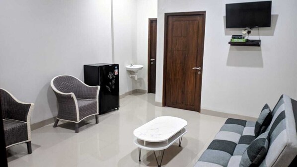 Double Room, Balcony | Living area