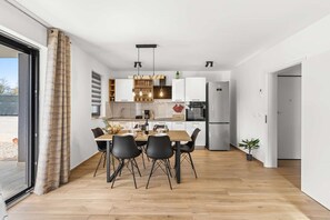 Fridge, microwave, oven, stovetop - Apartment EM – Peaceful Stay near Poreč for 4 Guests (Poreč)