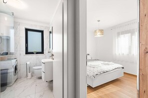 Shower, hair dryer, towels - Apartment EM – Peaceful Stay near Poreč for 4 Guests (Poreč)