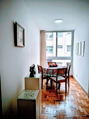 Dining - Iedas House is 5 minutes from the beach. (Rio de Janeiro)