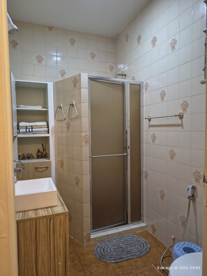 Shower, towels, toilet paper - Iedas House is 5 minutes from the beach. (Rio de Janeiro)