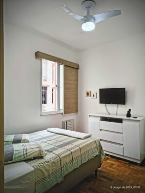 2 bedrooms, iron/ironing board, WiFi, bed sheets - Iedas House is 5 minutes from the beach. (Rio de Janeiro)
