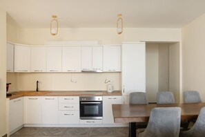 Fridge, oven, stovetop, coffee/tea maker - Bubble Trouble Duplex by TOK apartments (Durrës)