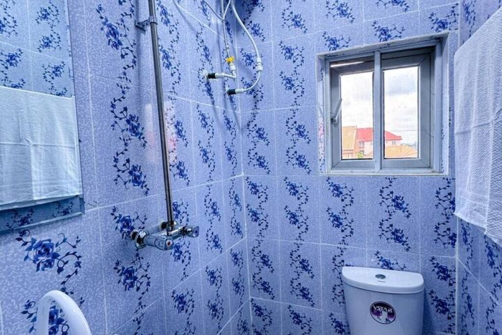 Een douche, handdoeken, toiletpapier