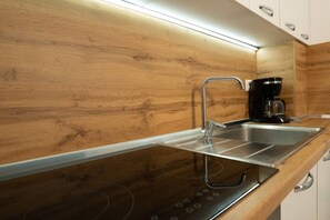 Kühlschrank, Mikrowelle, Ofen, Herdplatte