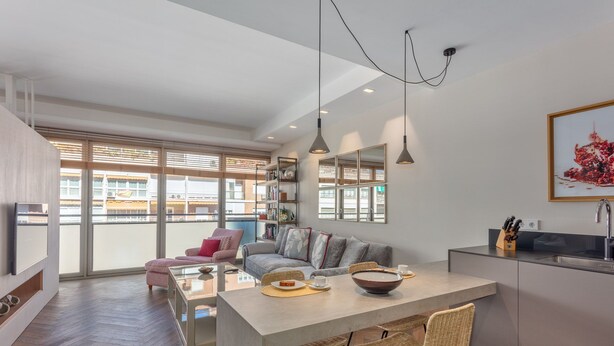 A modern apartment with a dining area, kitchen, and living space. - Bright & Functional Studio Near Bernabéu (Madrid)